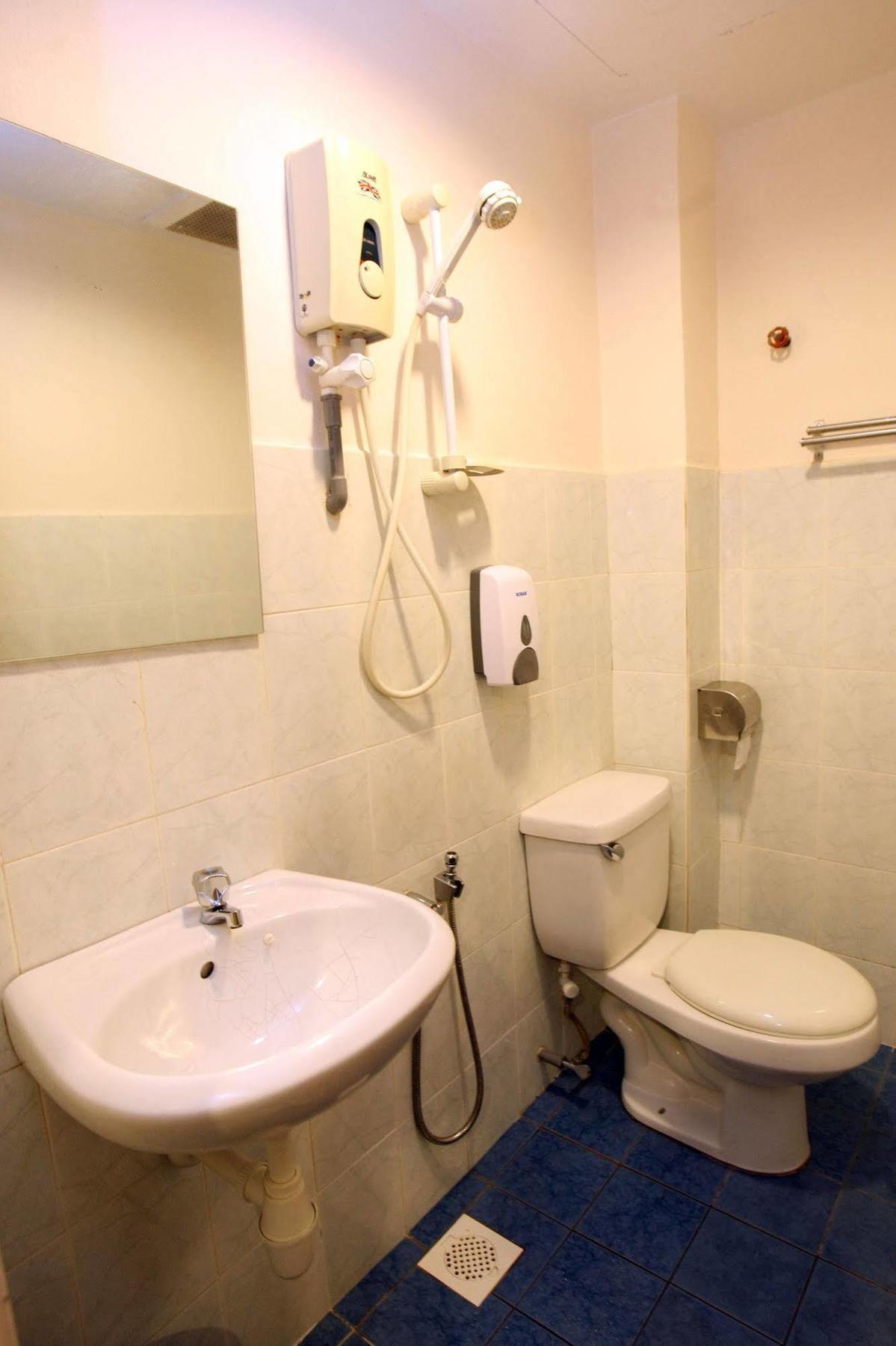 Uptown Hotel Каджанг Екстериор снимка