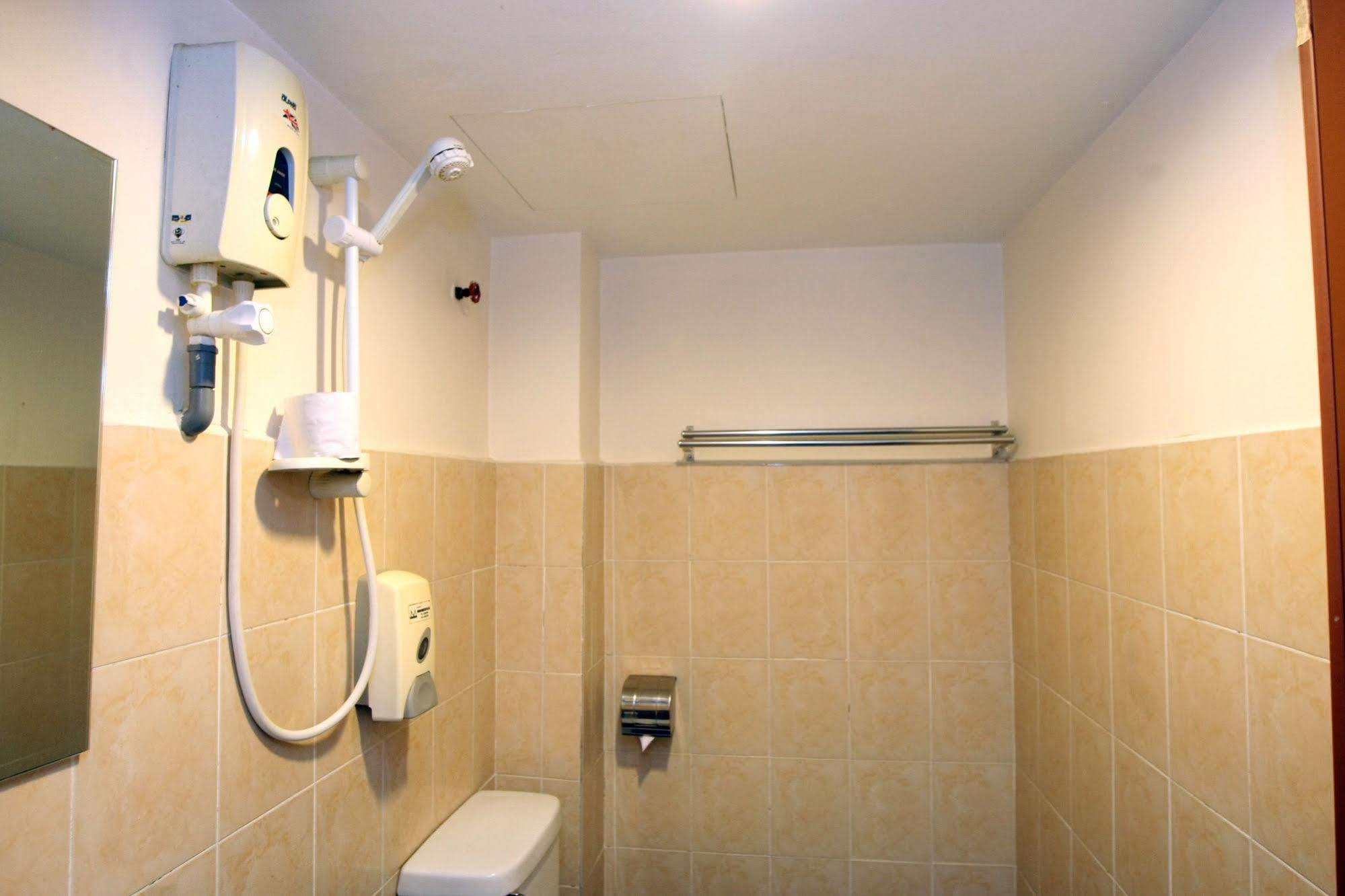 Uptown Hotel Каджанг Екстериор снимка