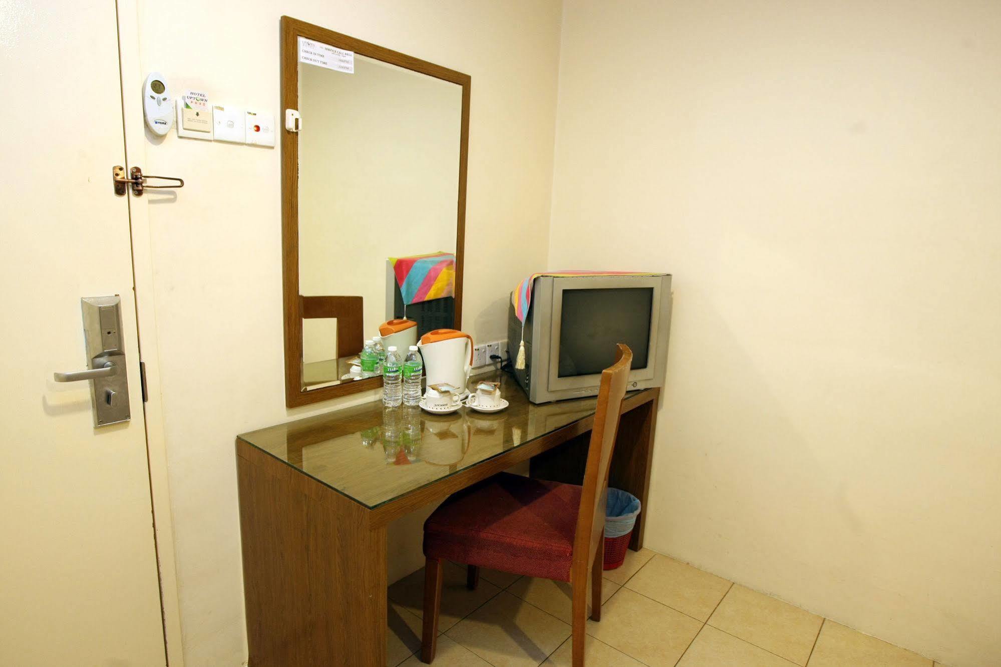 Uptown Hotel Каджанг Екстериор снимка