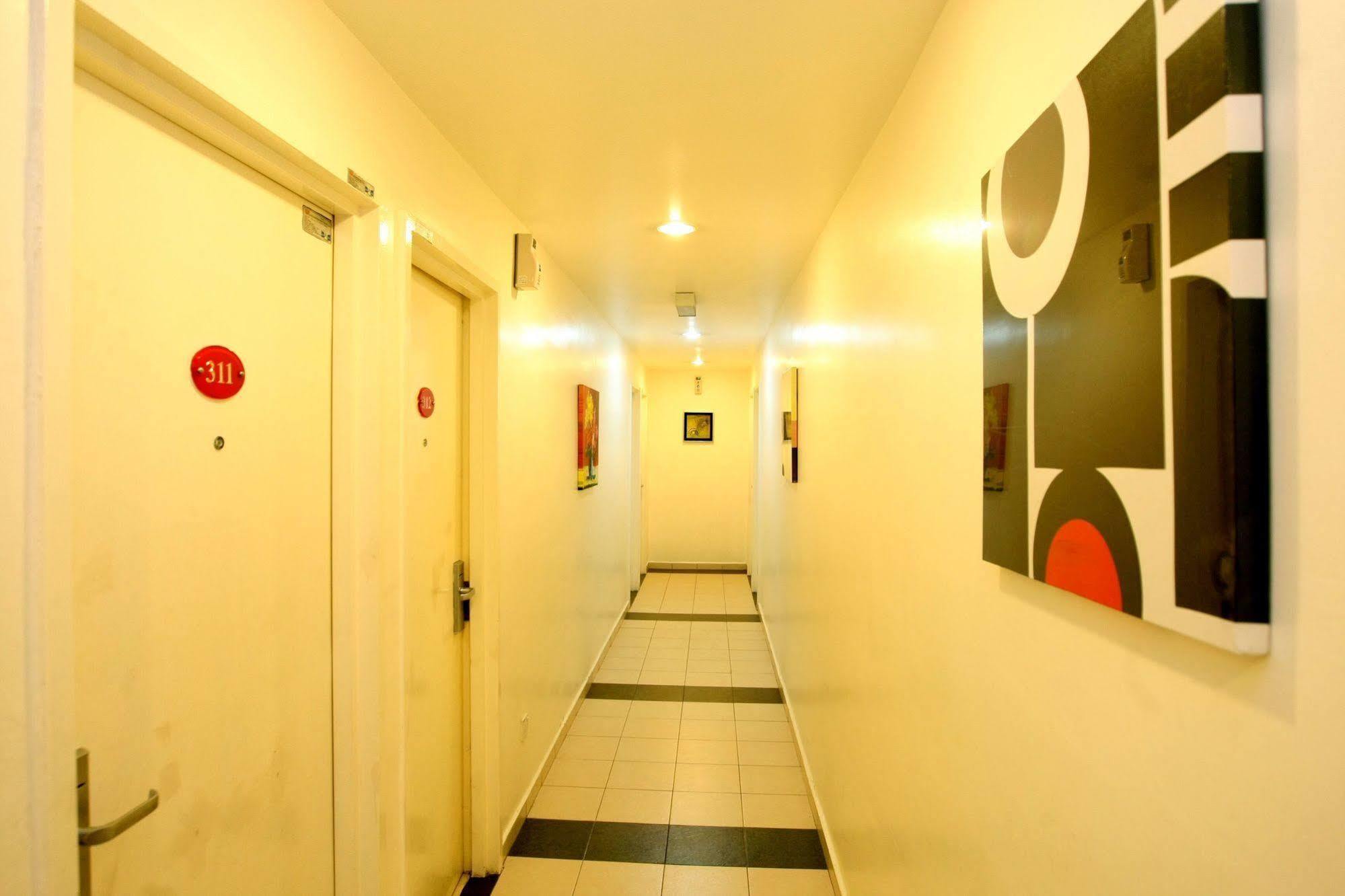 Uptown Hotel Каджанг Екстериор снимка